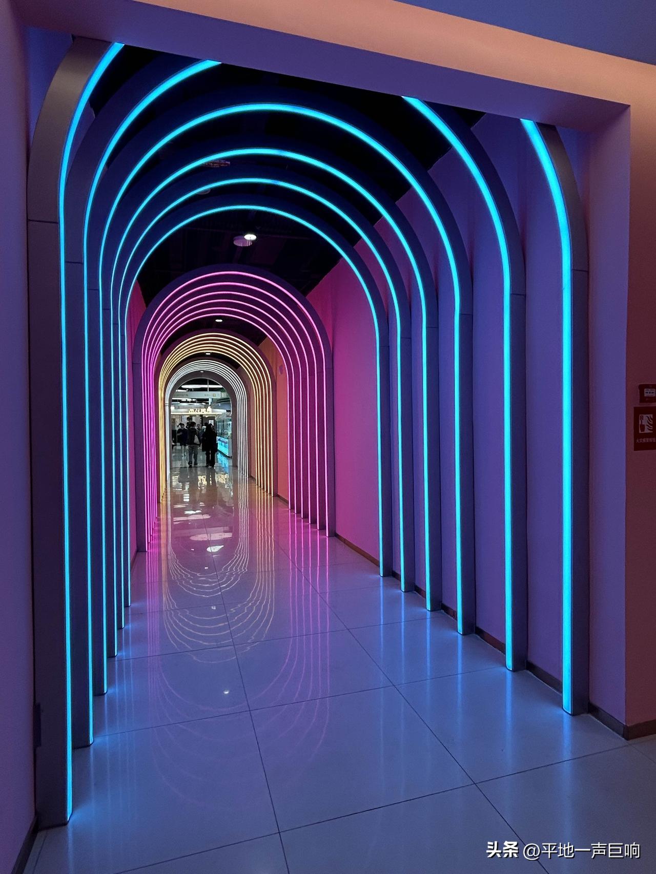 什么是复利？

复利说简单一点，就是利滚利，不光本金能生钱，赚到的利息也能接着生