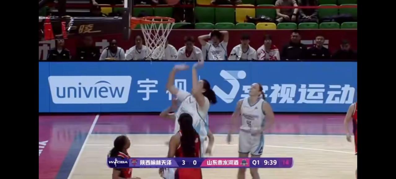 张子宇太高效了，上场不到8分钟，就得到了19分10篮板1盖帽，帮助山东女篮客场1