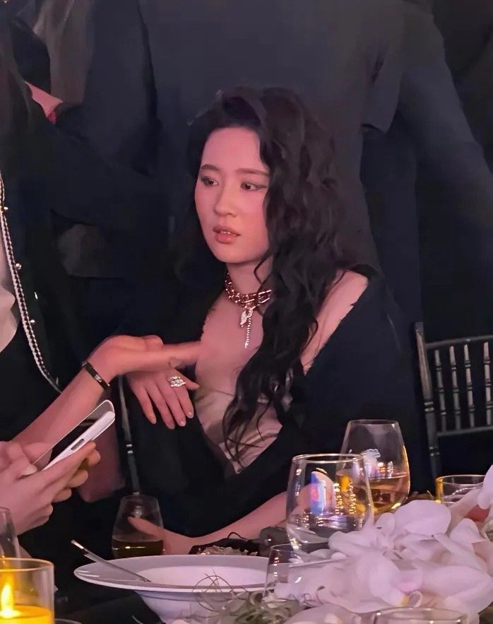 刘亦菲喝醉酒微醺的状态被拍到，脸上已经泛起了红晕，被拍到后眼神微怒 ​​​