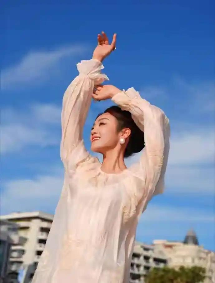 女孩开心地伸展双臂，享受阳光。真的是太漂亮了高圆圆是最具东方美的女星吗 伊万卡的