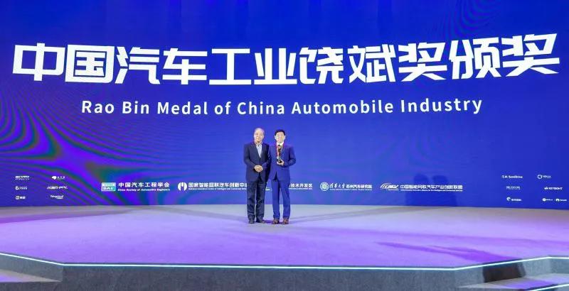 在中国汽车发展史中，能获得中国汽车工业饶斌奖的人寥寥无几，长城汽车董事长魏建军是