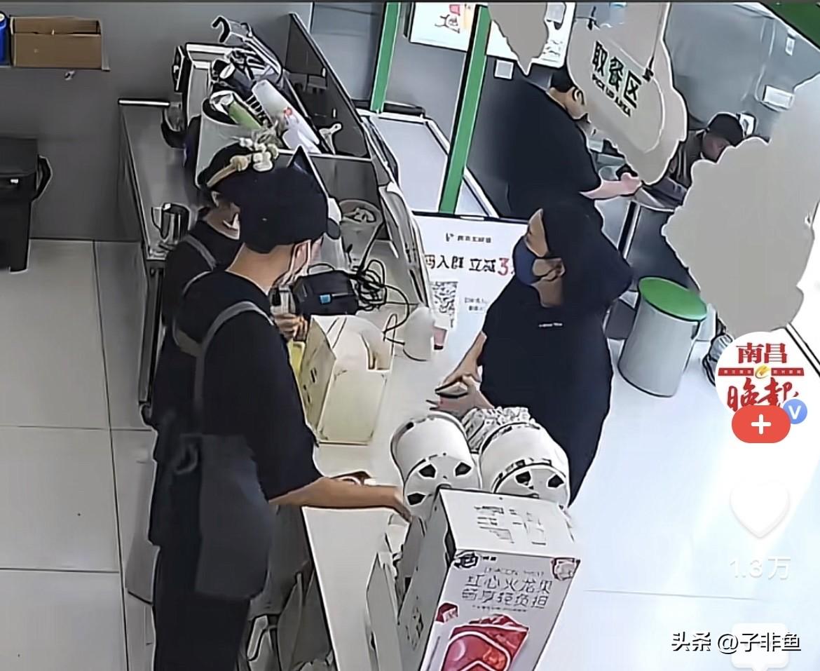 近日，山东蒙阴夜色已晚，一家奶茶门店即将打烊，两名00后店员早已忙完一天的疲惫，