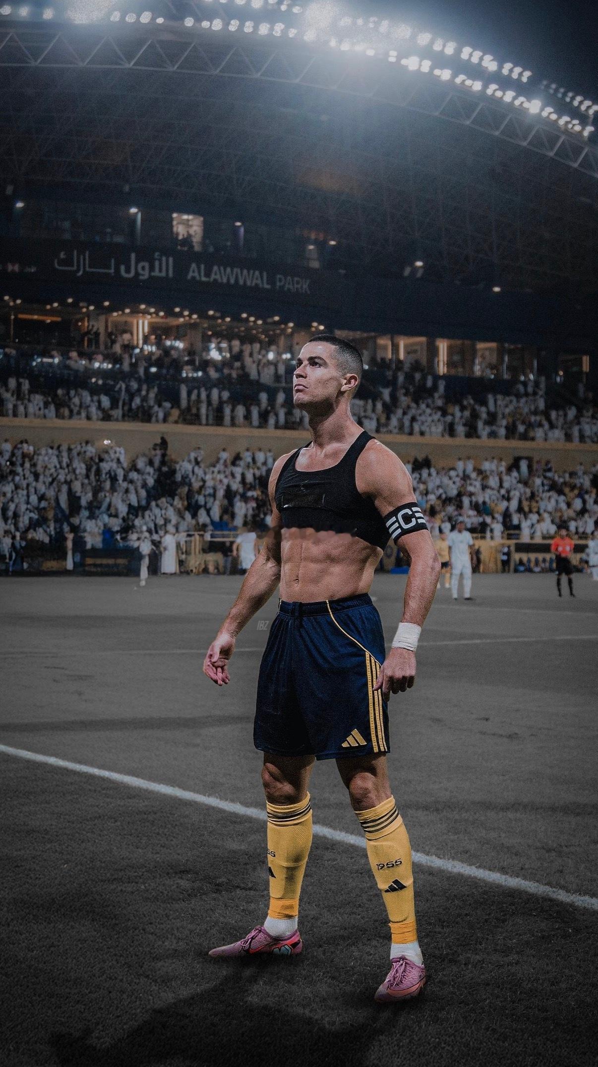 想问一个问题 22年梅西拿世界杯前 梅西和c罗谁的荣誉更多 历史地位更高？ 