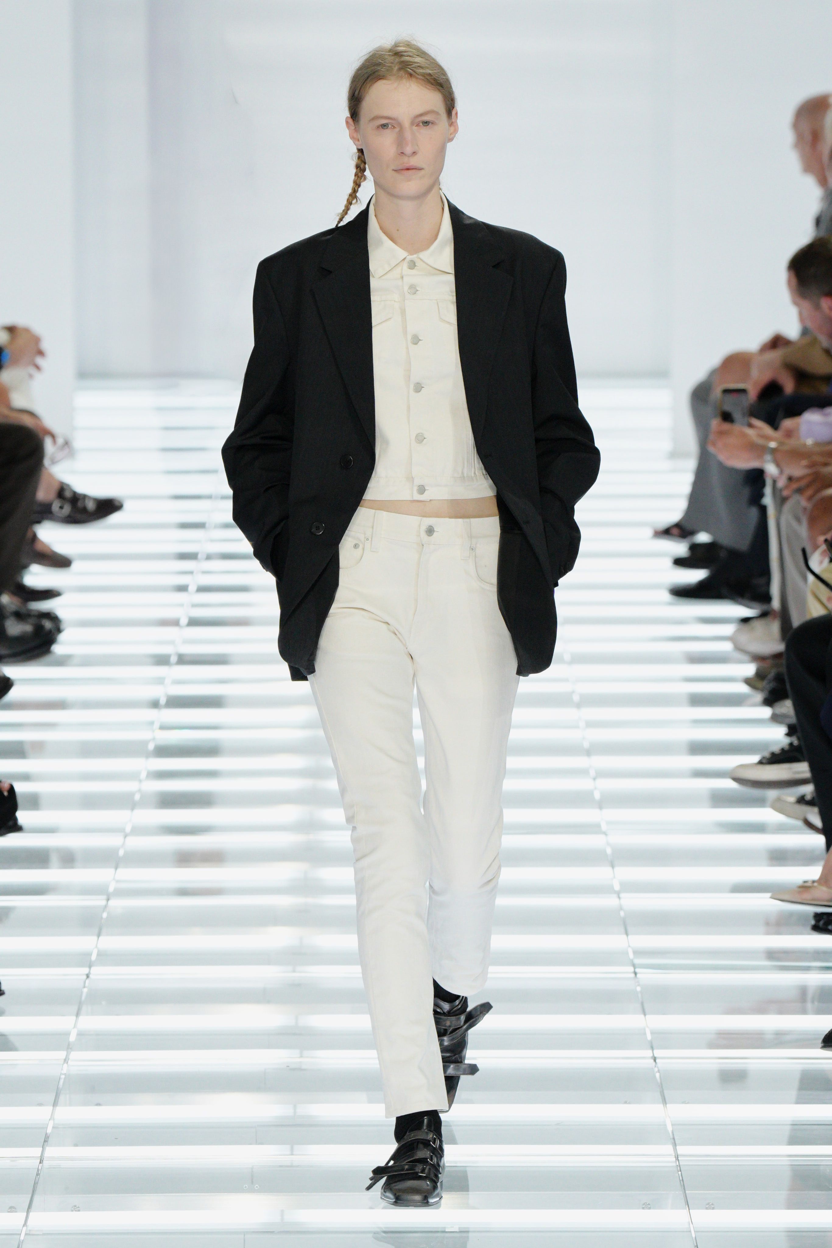 Prada米兰男装秀场Prada 2027春夏男装时装秀在米兰男装周发布，由Mi