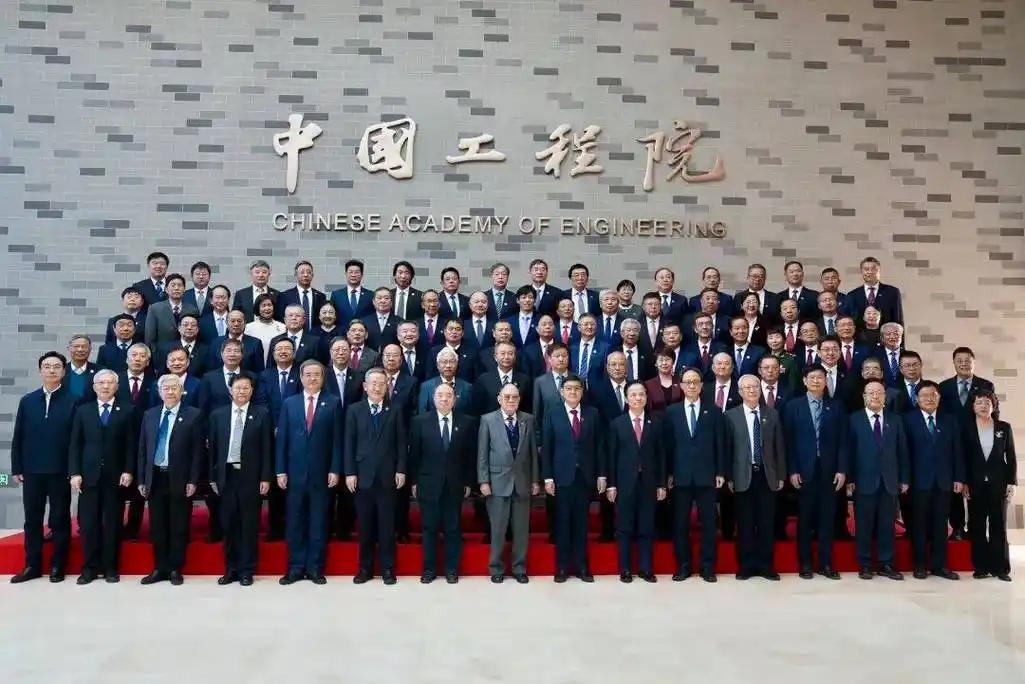 很多人在纳闷，中国科研经费全球第二，而且现在，中国发表的论文也是断层第一，为什么