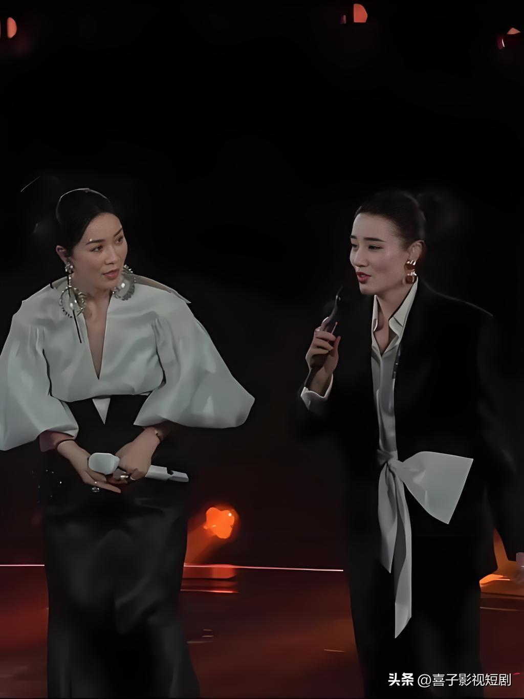 那英南京演唱会的舞台上，宋佳惊喜空降，两人同台合唱经典曲目《梦醒了》，直接把全场