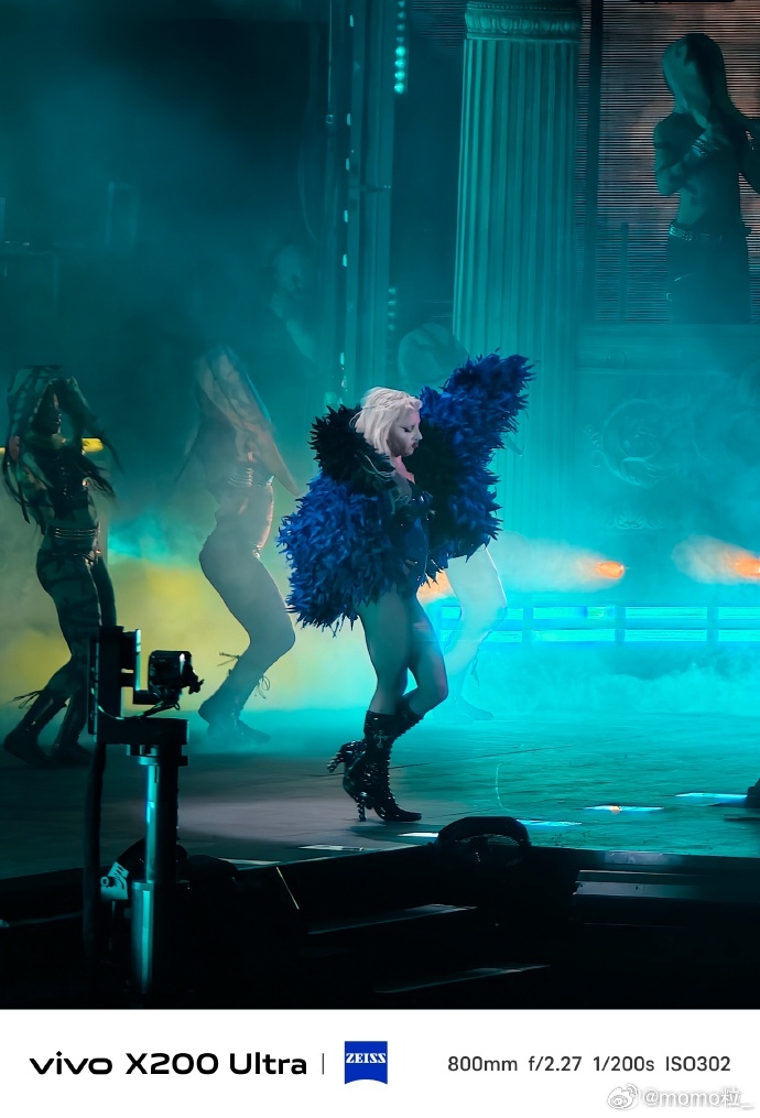 单休一天出了一趟国  之前为了去看ladygaga，周五晚上的飞机，凌晨落地新加