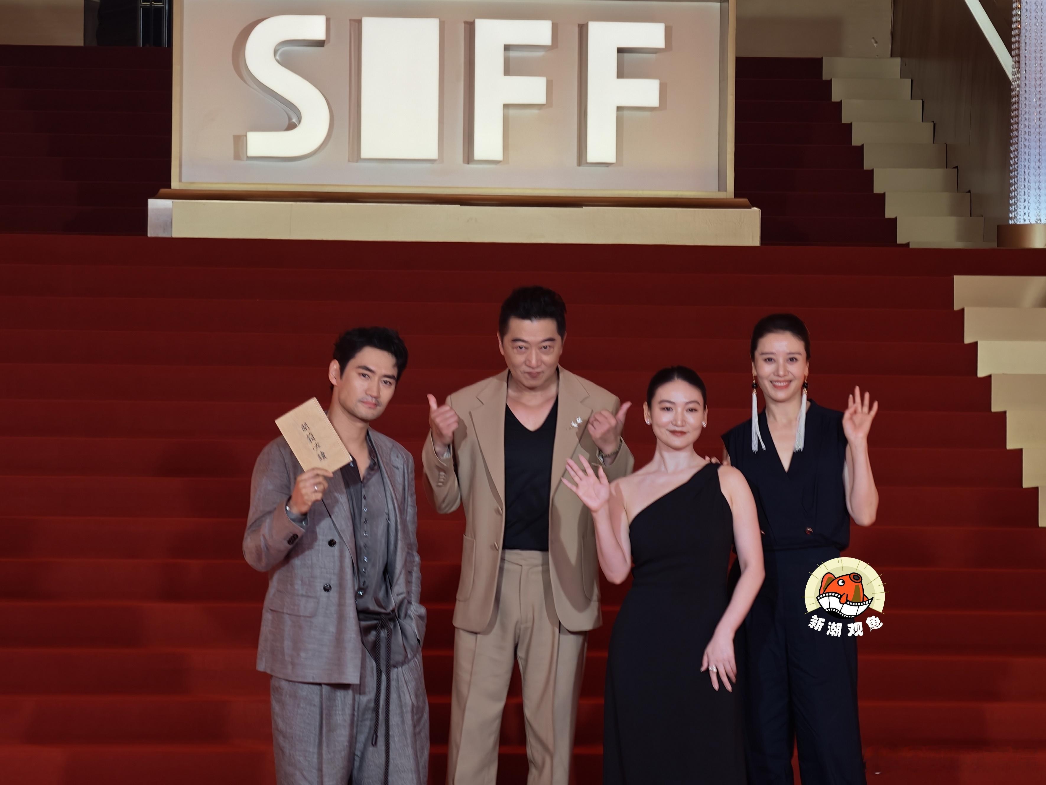 密档剧组亮相上影节开幕式红毯 6月13日晚，袁弘、李妍锡等主演的《密档》剧组亮相