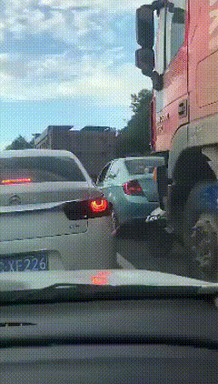 这女的这么作都没死，够她吹嘘一整年了。
这段视频真是触目惊心，让人看了后背发凉。