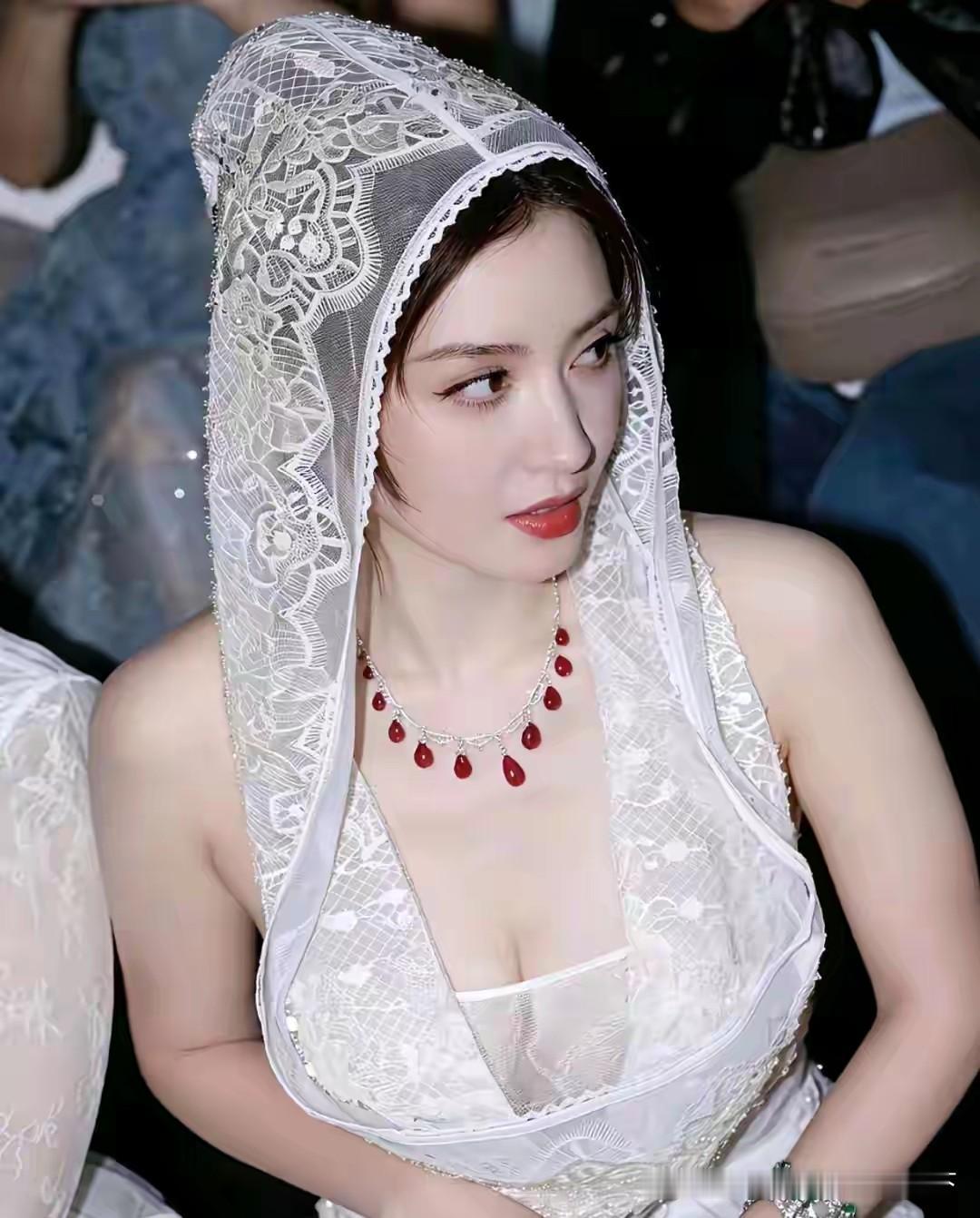 活到这个年纪，看过很多家庭、见过很多孩子，慢慢明白一件事。
 
真正好的教育，从