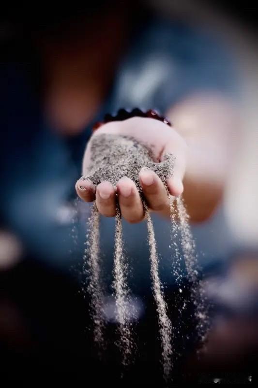 握手为拳，放手成掌：与生命中的“握不住”温柔和解

成年人的手就那么大，能握住的