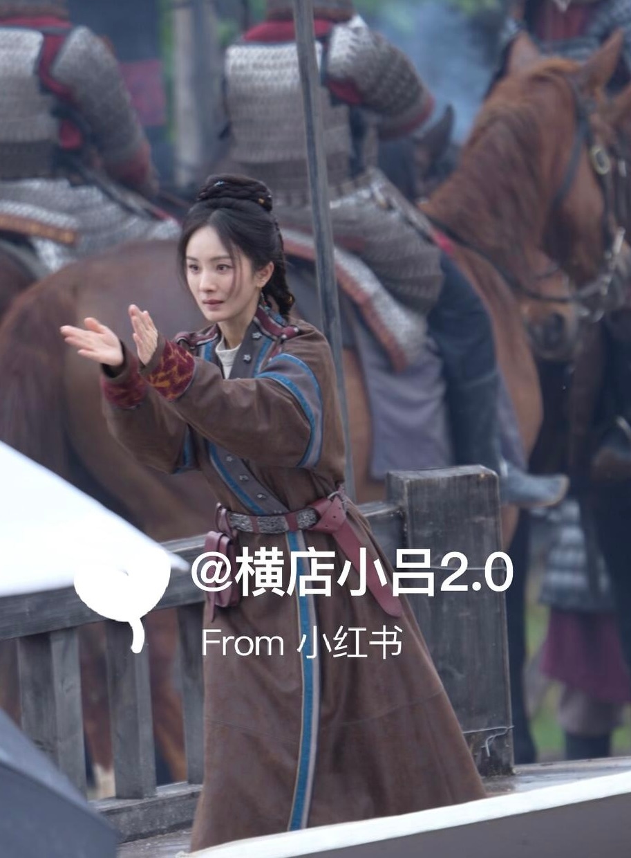 杨幂冯湮儿 这组搞笑的呀，幂情绪价值拉满捧场时候又鼓掌又竖大拇指的，叉腰好逗