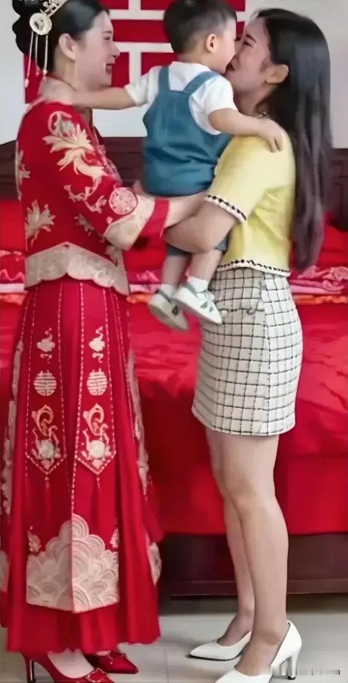 泪奔！丈夫意外离世后，妻子又改嫁，可男方明确要求不让带孩子，在妈妈即将出嫁时，儿