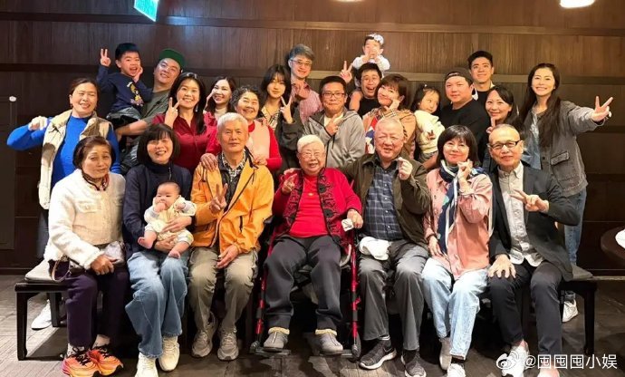 任家萱首次公开儿子正脸照 任家萱儿子正面照，真的好可爱呢！ 任家萱儿子正面照