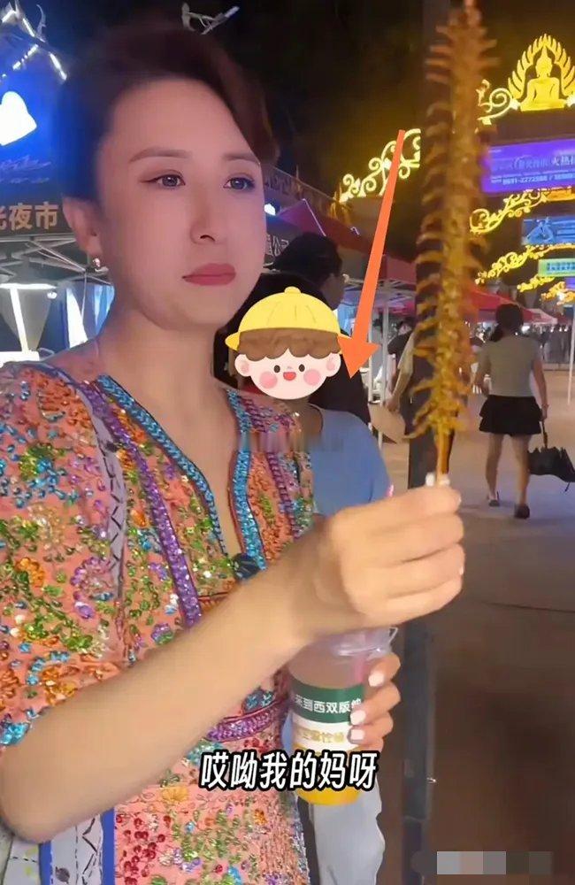 张蕾胆子真大，带儿子云南吃蜈蚣，一般人看都不敢看…… ​​​