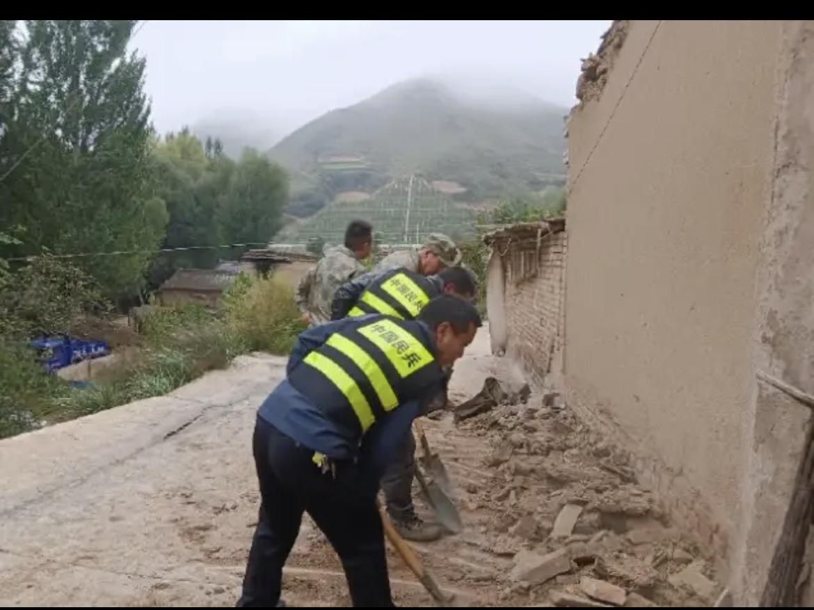 这次甘肃地震5.6级地震
最让我痛心的不是很多人房子塌了
也不是受伤，而是居然有