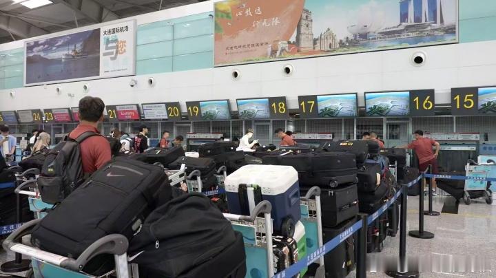 [允悲]被指行李过多？国足官方回应：行李真不多，队员帮助运送球队装备【中国足球队