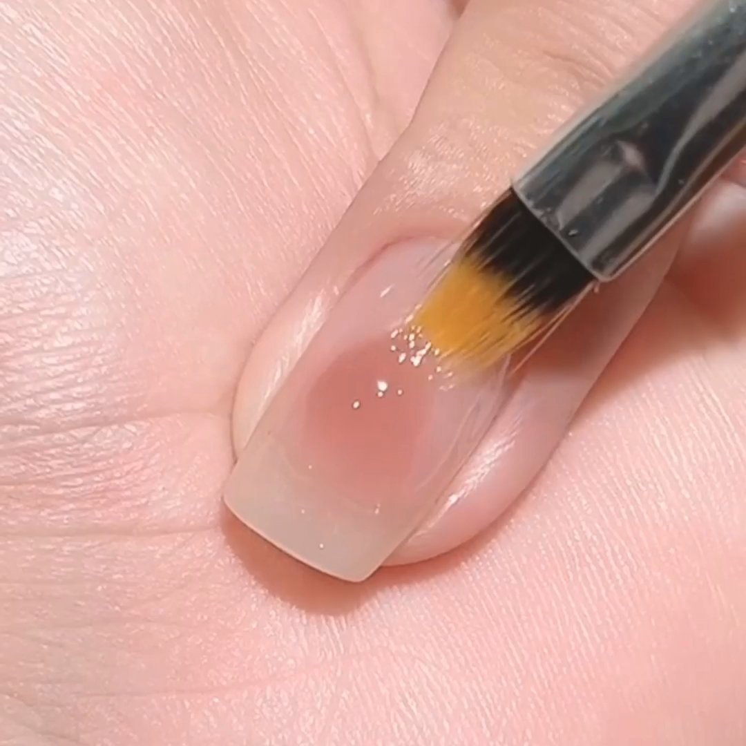 最近真的被温柔简约腮红螺纹胶美甲治愈了，以前总觉得美甲要花花哨才够味，现在才发现