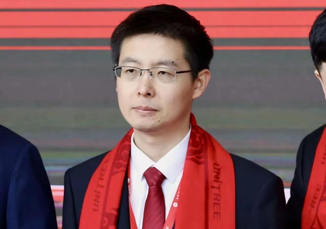 [吃瓜群众]今日，宇树科技上海敲钟、“飞天企稳”，但“兴兴总”过于沉稳、“班味”