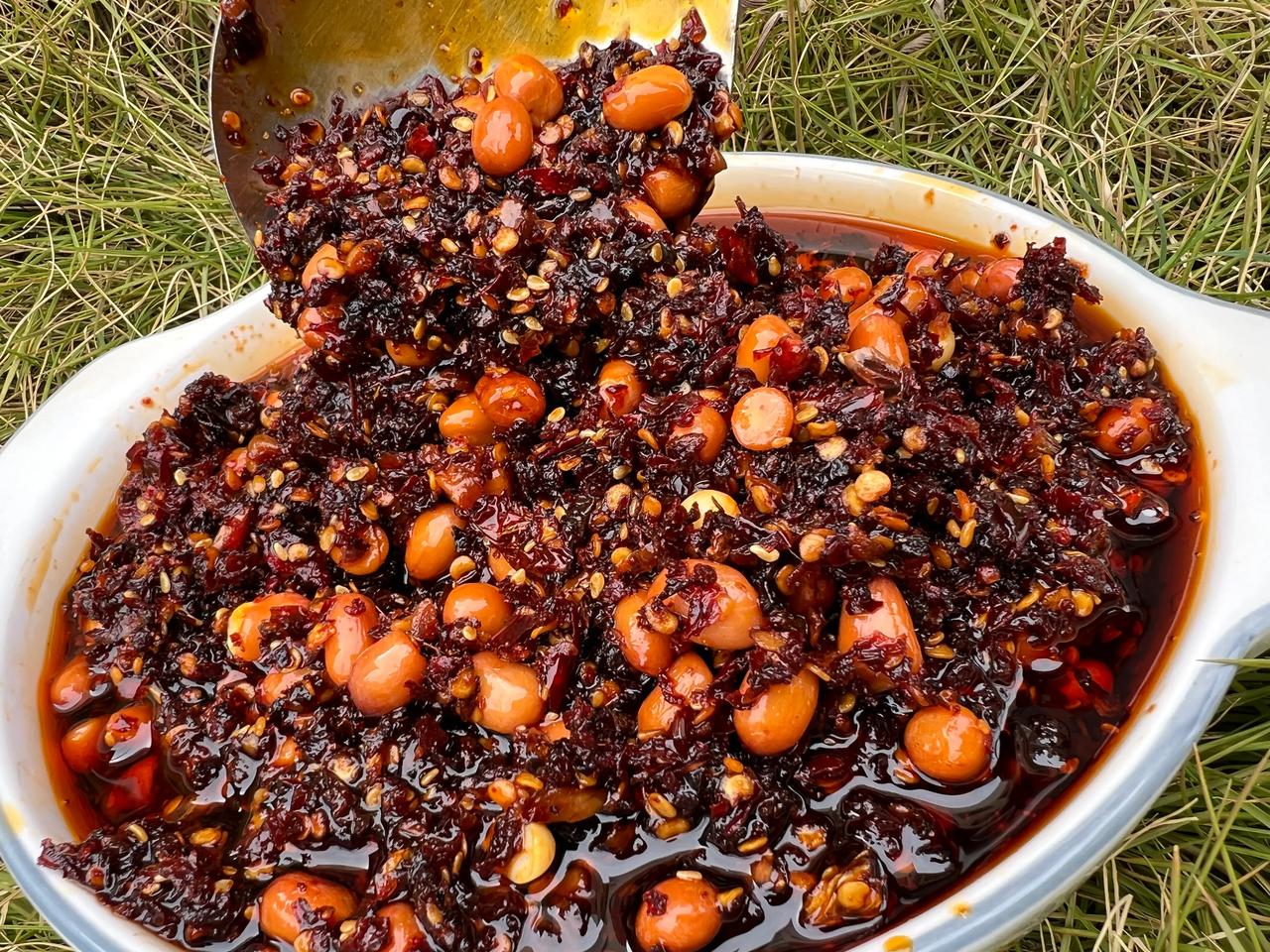 今天摆地摊第二天。生意难做！有人说线下生意难做，我却觉得线上太难，因为线上真的拼