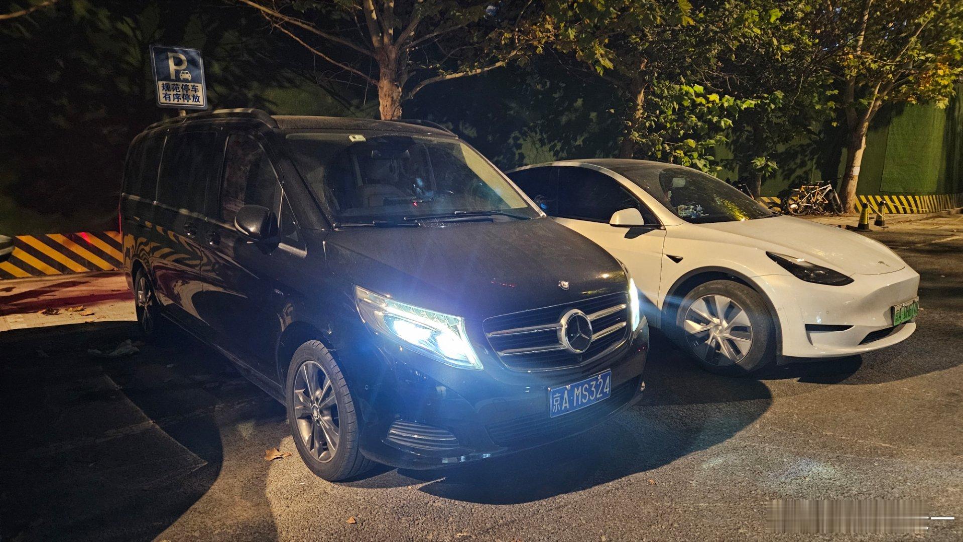 我一直喜欢大车，特别有安全感，我还偏爱豪华品牌，所以最近我开V260，有一种卡车