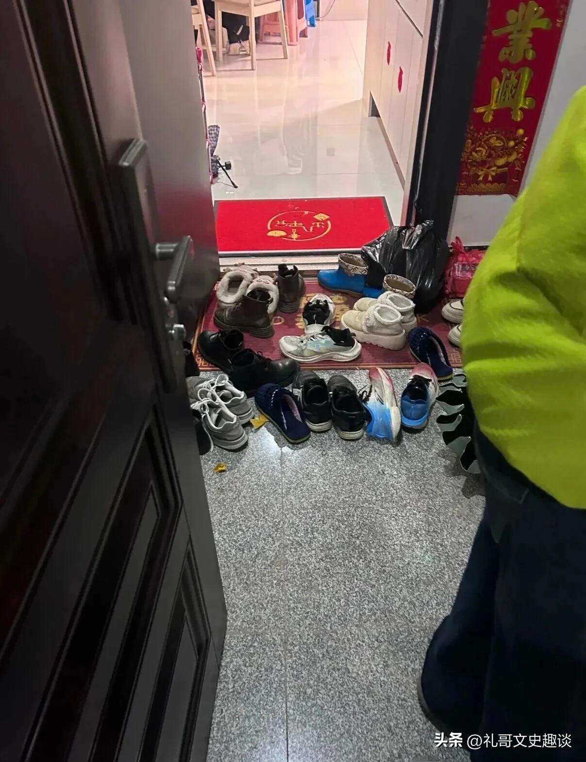 和这样的人家做邻居，看到就影响心情。我们这个小区居民楼是1梯2户，对面一家忒不讲