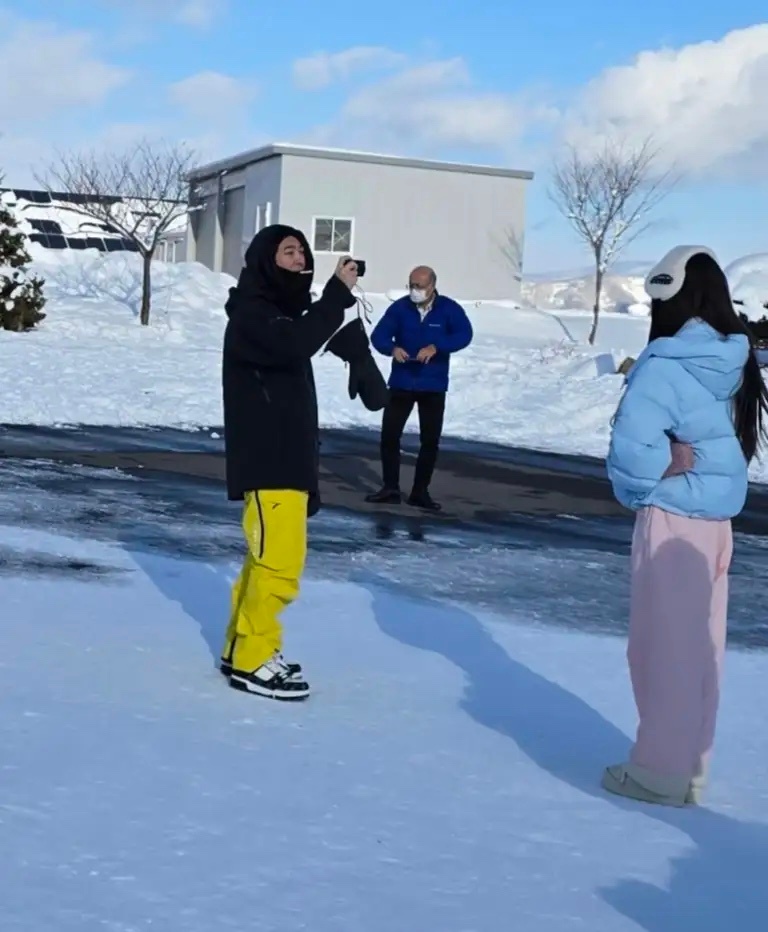 王思聪带6个女生现身日本洞爷湖看雪景，他全身包裹严实，只露出了脸部，身材看起来瘦