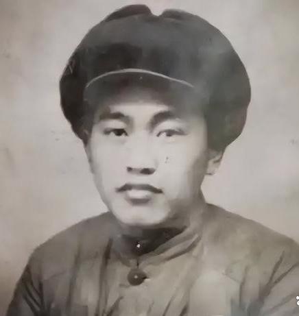 1953年，美国顶尖的狙击手开了一枪，一名志愿军东倒西歪，掉进了壕沟里，二十多分