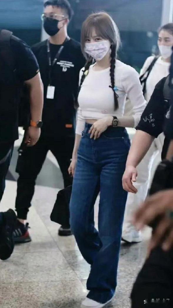 王心凌近照曝光，手显老态，脸年轻，身材好，打扮青春，心态成熟 