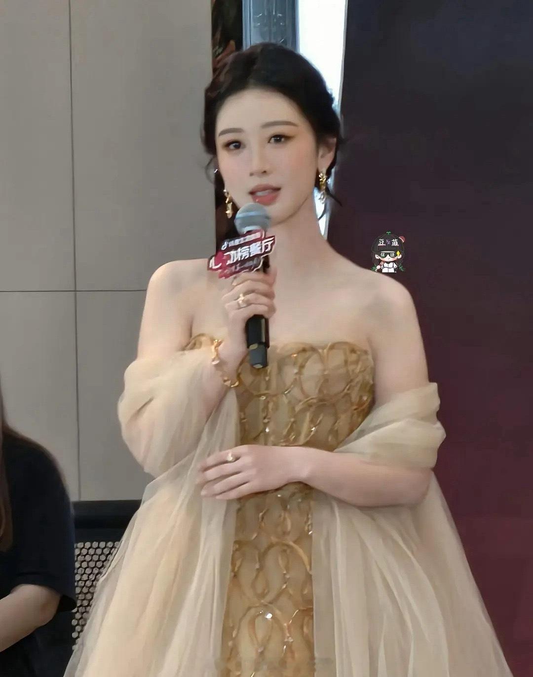 先不说别的，杨紫的这个出席场面的造型真的是很端庄大气啊 