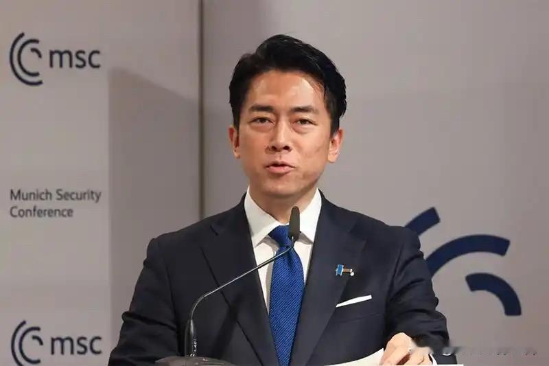 当地时间2月15日，日本防卫大臣小泉进次郎在慕尼黑安全会议上谈到两点：

第一，