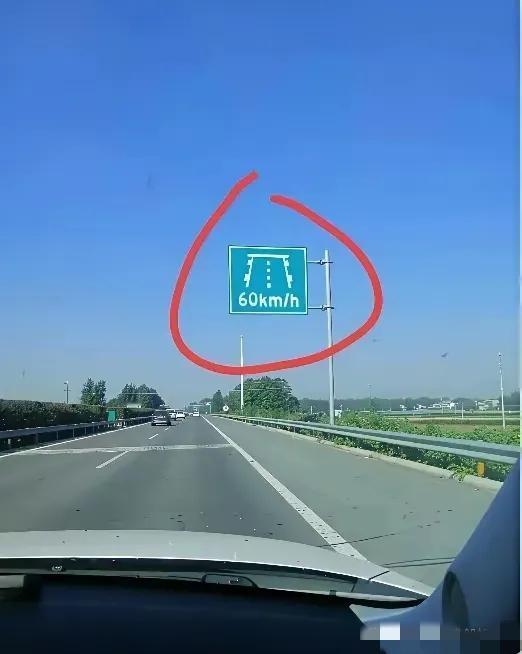 不怕大家笑话，开车十五年了，一直认为自己是老司机，当看到这样的标志，属实懵圈了！