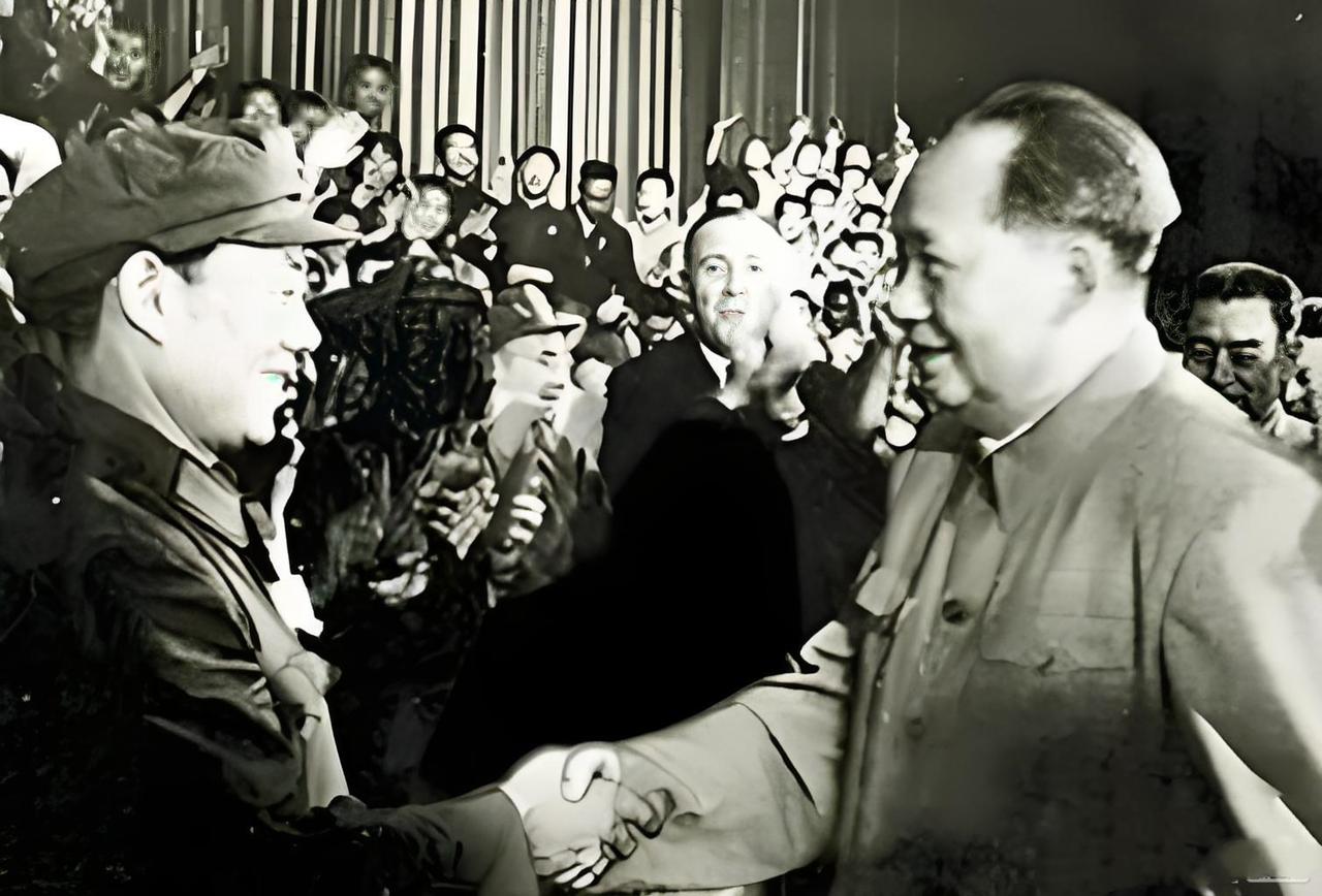 1967年，金敬迈在天安门城楼受毛主席接见时，拍下了这张珍贵照片，当时他37岁，
