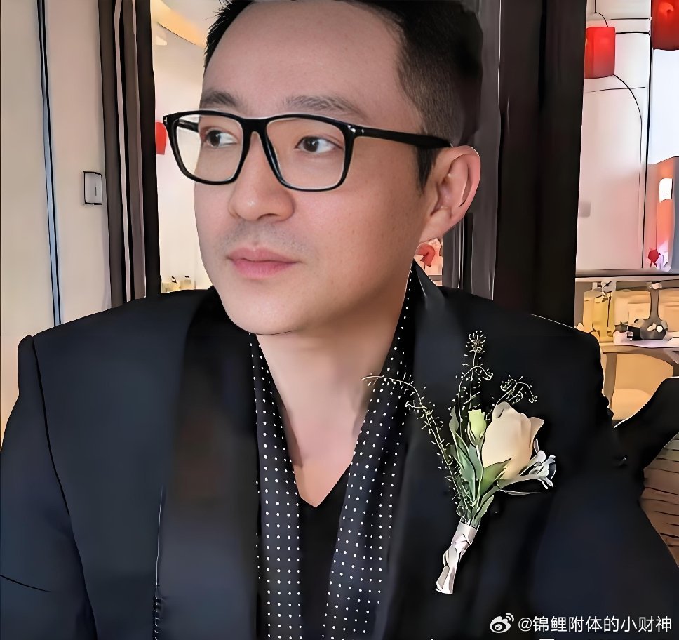 穿阿玛尼还朝亲妈吼“要不是你生我，我能混成这样？”的企业家？汪小菲西装是意大利裁