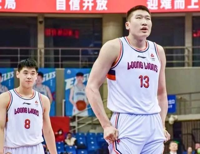 广州断臂求生！赵探长：李炎哲被交易至新疆男篮。李炎哲被交易，郭士强最郁闷。好不容
