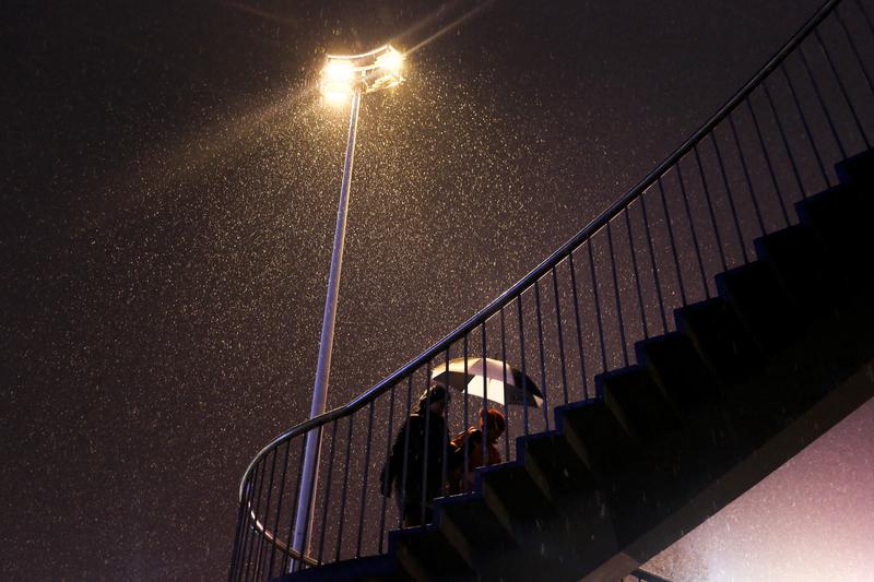 1月17日进入“四九”，北京多区飘起雪花。房山、丰台、昌平、门头沟等区都发布了暴