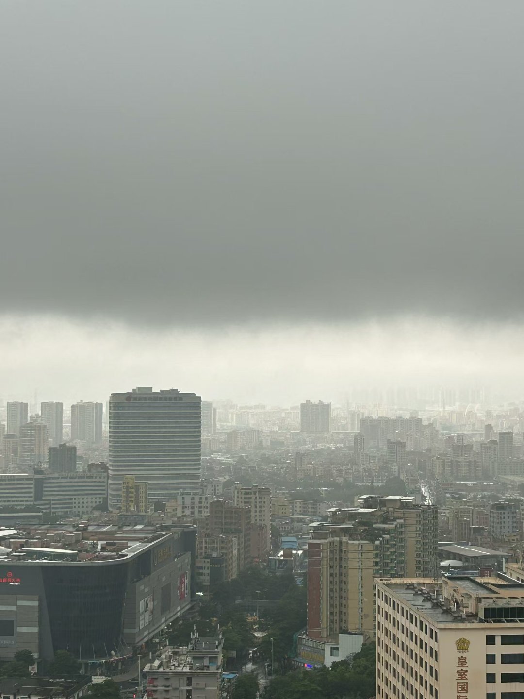 深圳暴雨 🌧️天雷滚滚，电闪雷鸣 发两张邻居拍的雨前乌云密布，好莱坞大片氛围感