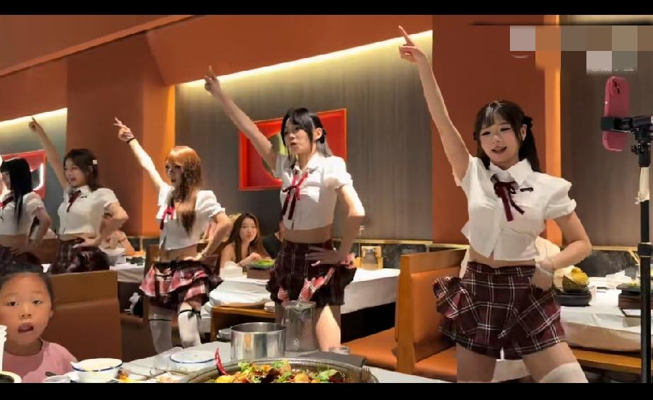 现在的餐饮，都开始走这路线了？[翻白眼]餐饮新发展趋势 餐饮生存现状 餐饮新出路
