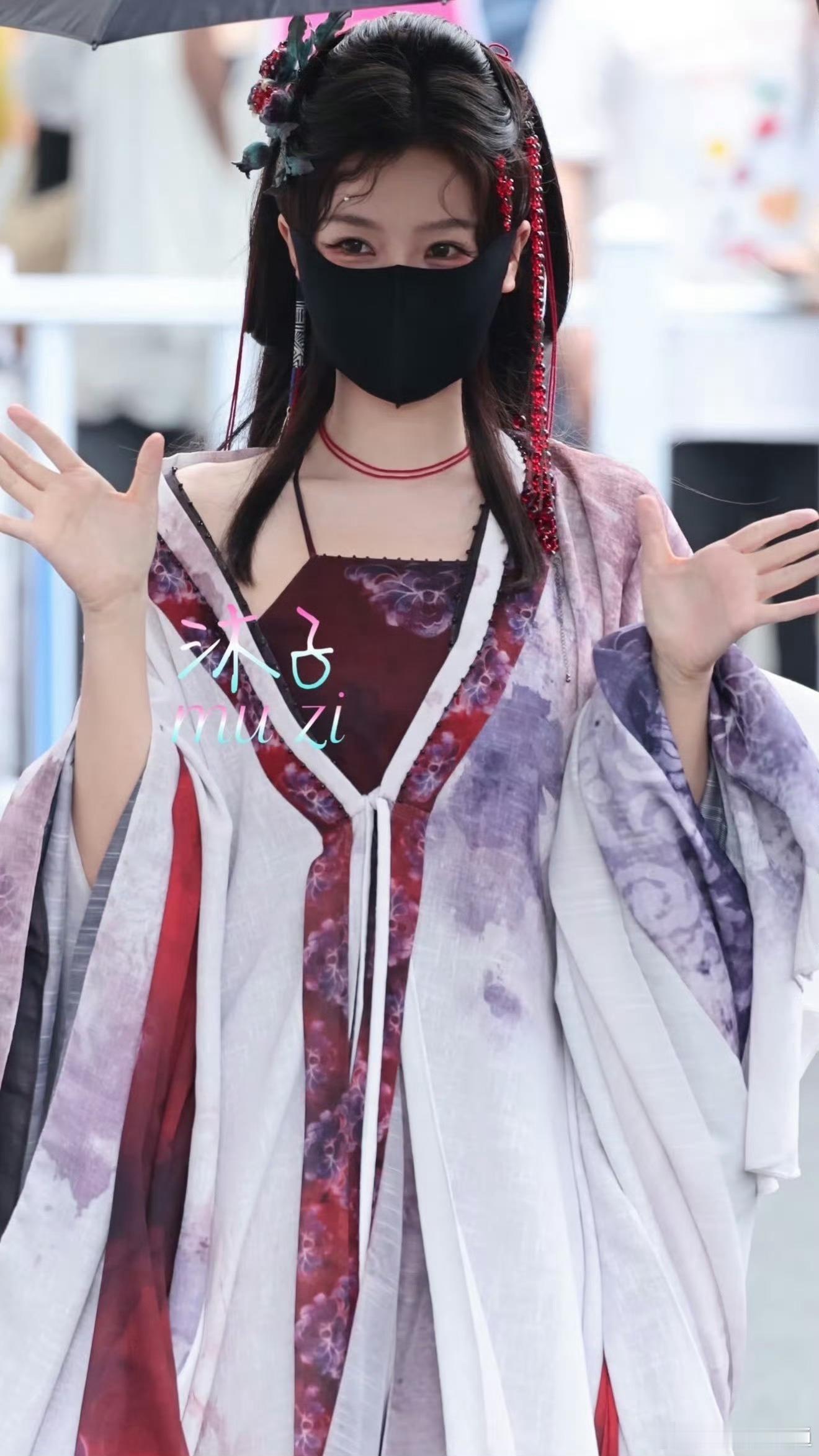 虞书欣念相思的首套妆造路透来啦，啊啊啊，这个太美了吧。整套为水墨晕染古风外衫，主