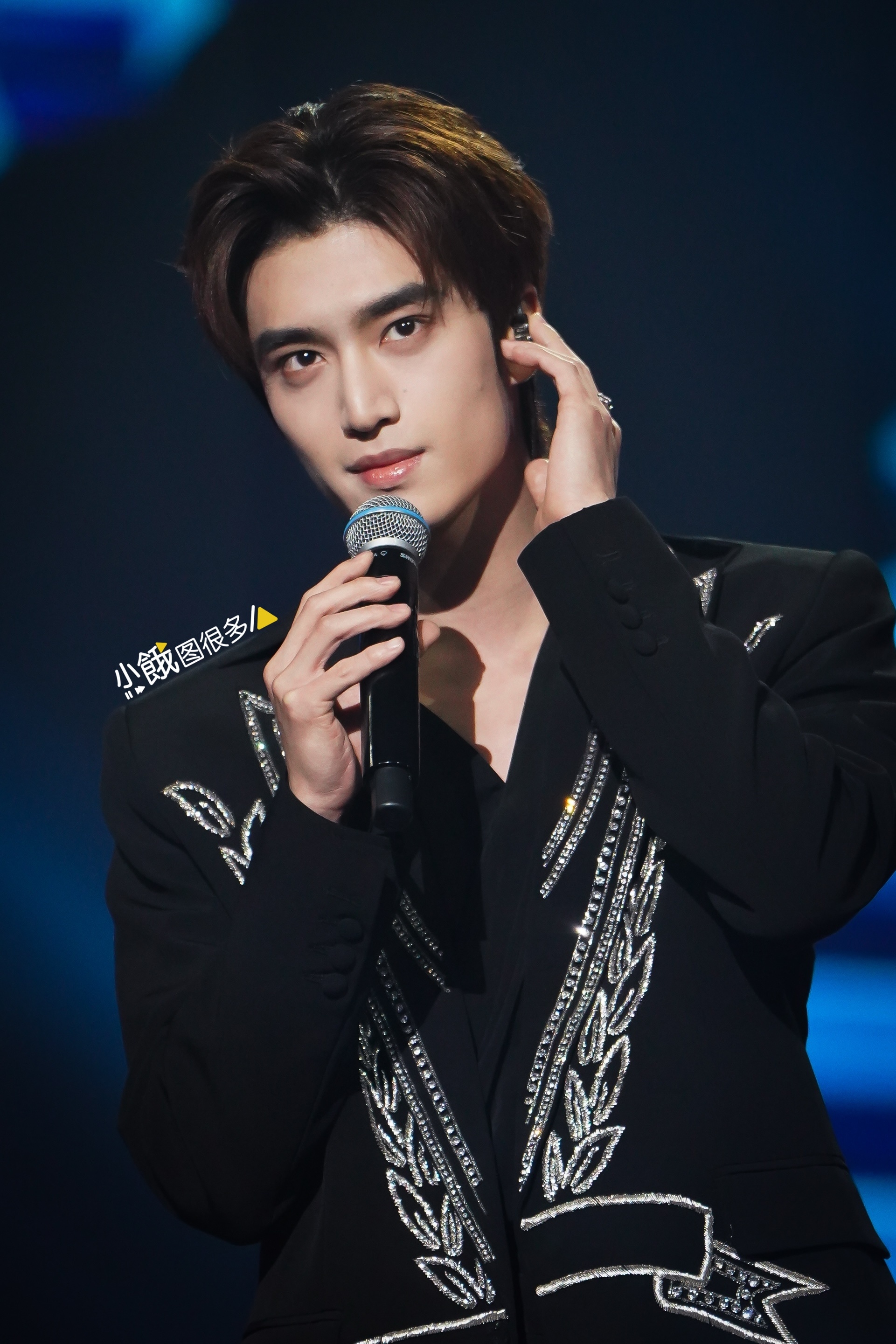 张康乐 脸帅人又稳 20251231 东方卫视跨年演唱会张康乐高清生图图集9p，