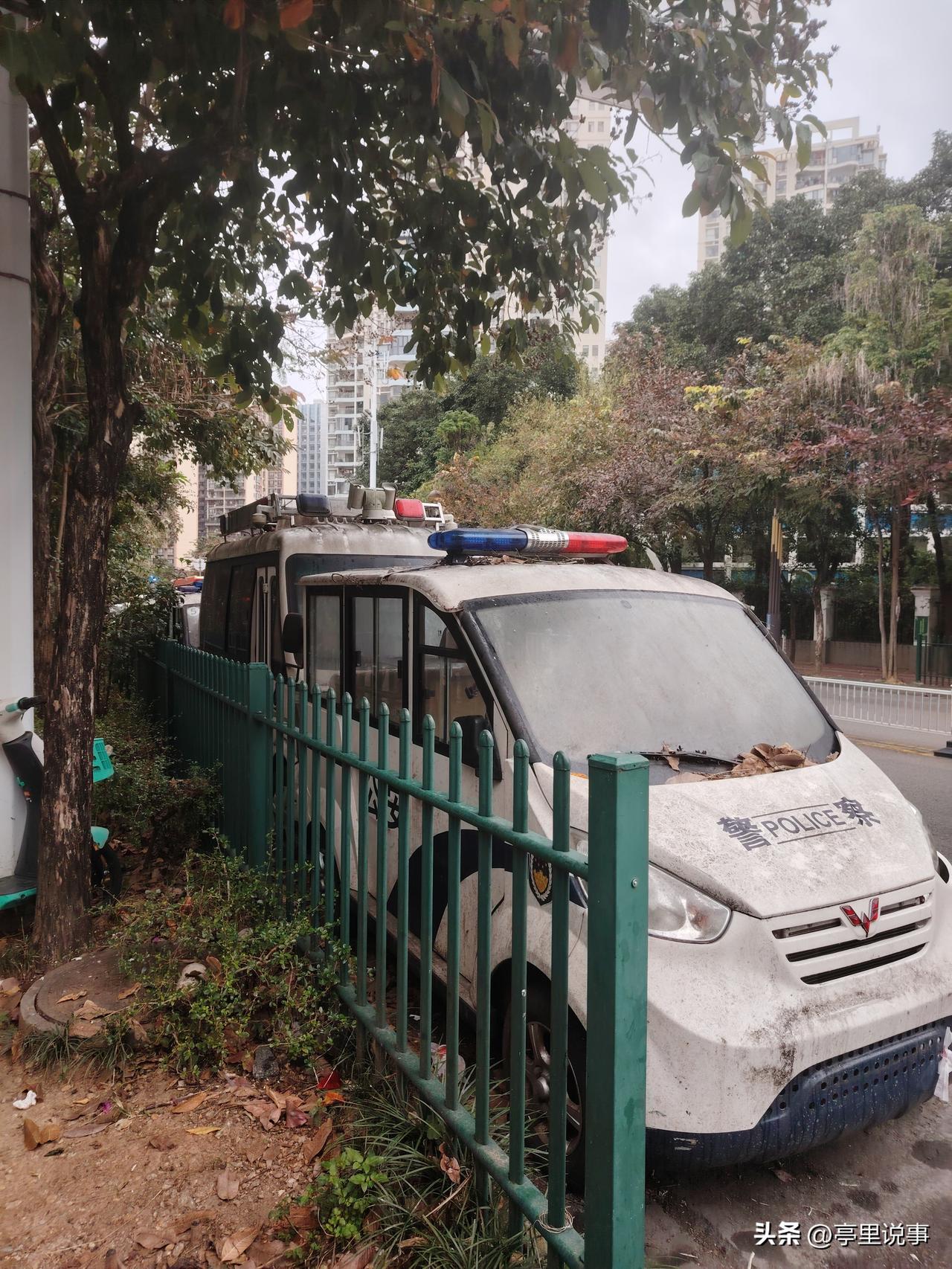 废弃警车占用公共道路空间
这是两辆停在广西南宁市青秀区中泰路的废弃警车，五菱牌子
