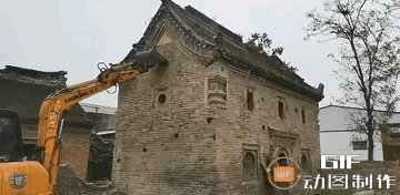 这样古老的建筑，看起来至少也有上百年了，古香古色的，很有保存价值，不应该拆掉啊！