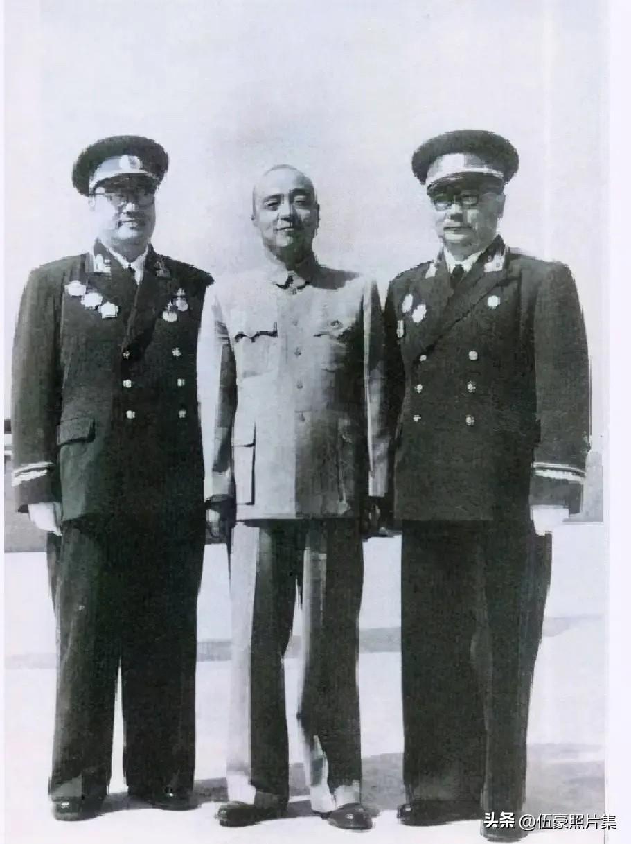 1959年国庆节，李克农上将（右一）与杨尚昆（中）李涛上将（左一）在天安门城楼上