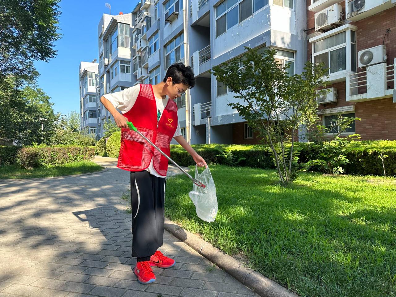 如何塑造地区的商业与社区环境? 塑造地区的商业与社区环境，得从多方面入手。
商业