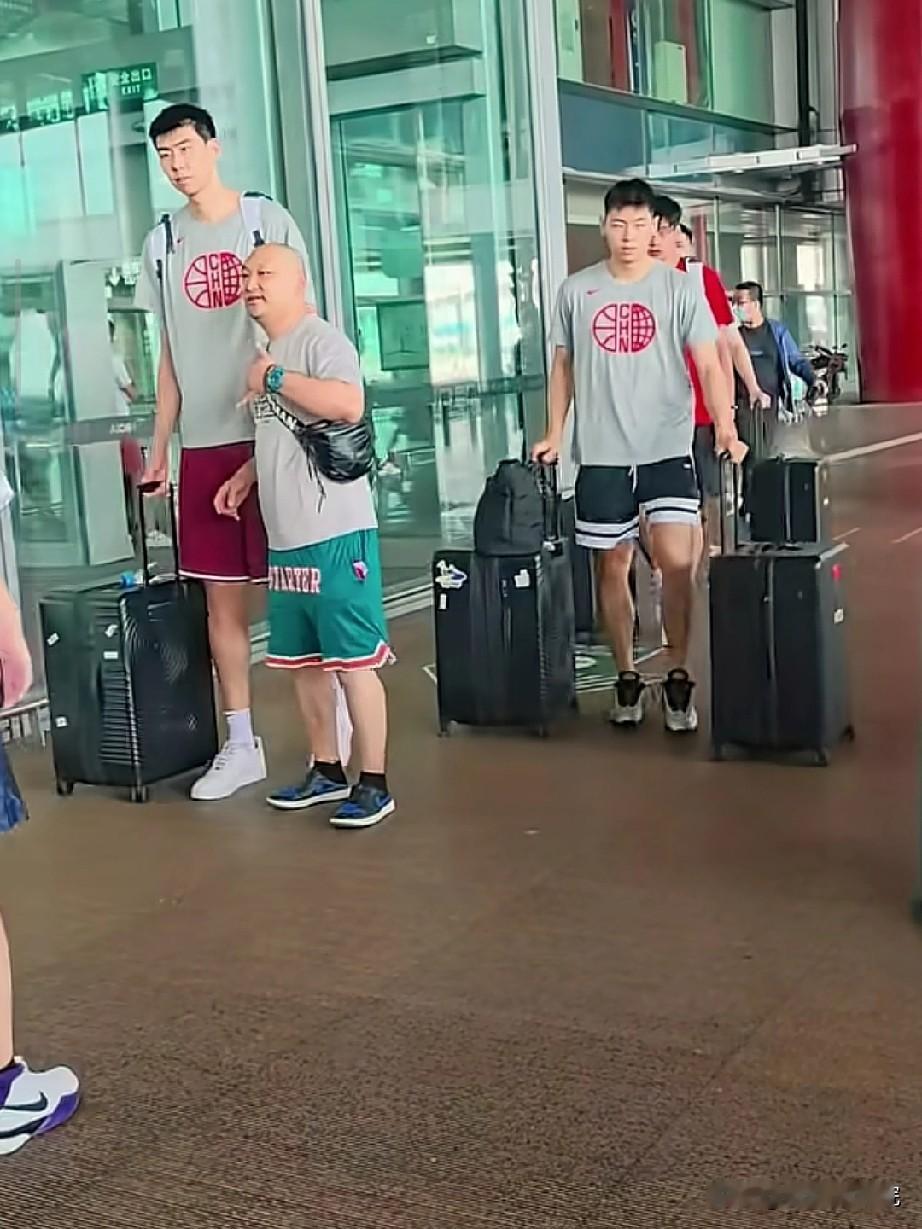 中国男篮落地北京，再次开启集训之旅！

结束两场热身赛后，中国男篮再次返回北京，