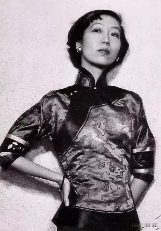 [微笑]1995年，知名作家张爱玲在美国去世，可直到她的尸体腐烂发臭才被人发现，