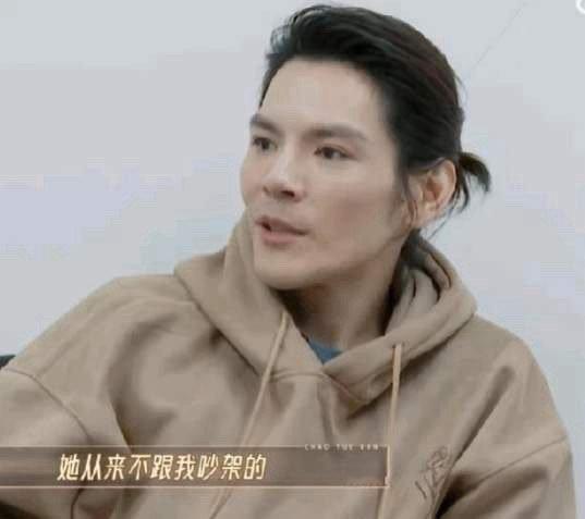 #向佐一提郭碧婷就哭#4月13日，向佐冲上热搜！起因是他在节目中一提老婆郭碧婷就