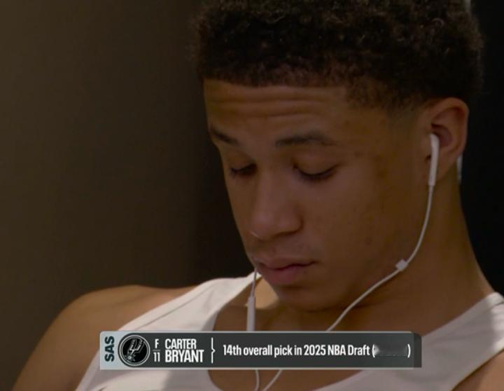 📖你也看书？在昨日马刺对阵灰熊的比赛前，卡特-布莱恩特正全神贯注阅读！！