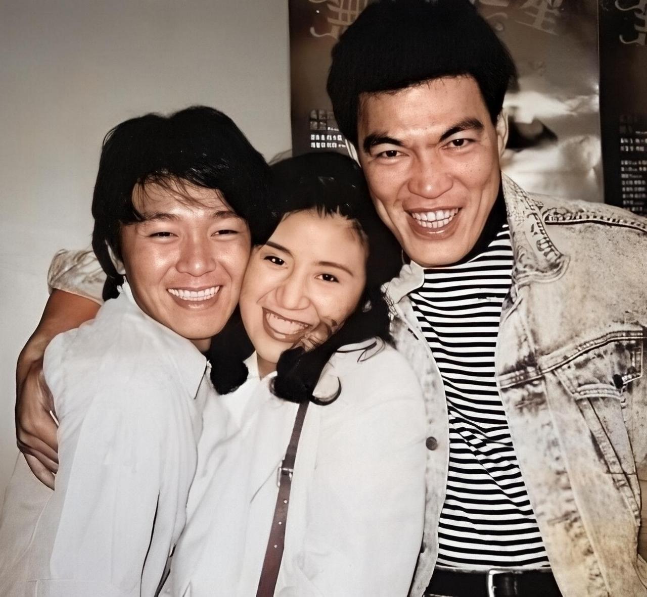 3位港星同框：我一眼就认出了笑容灿烂、华语影坛无厘头喜剧的开创者周星驰与绰号''