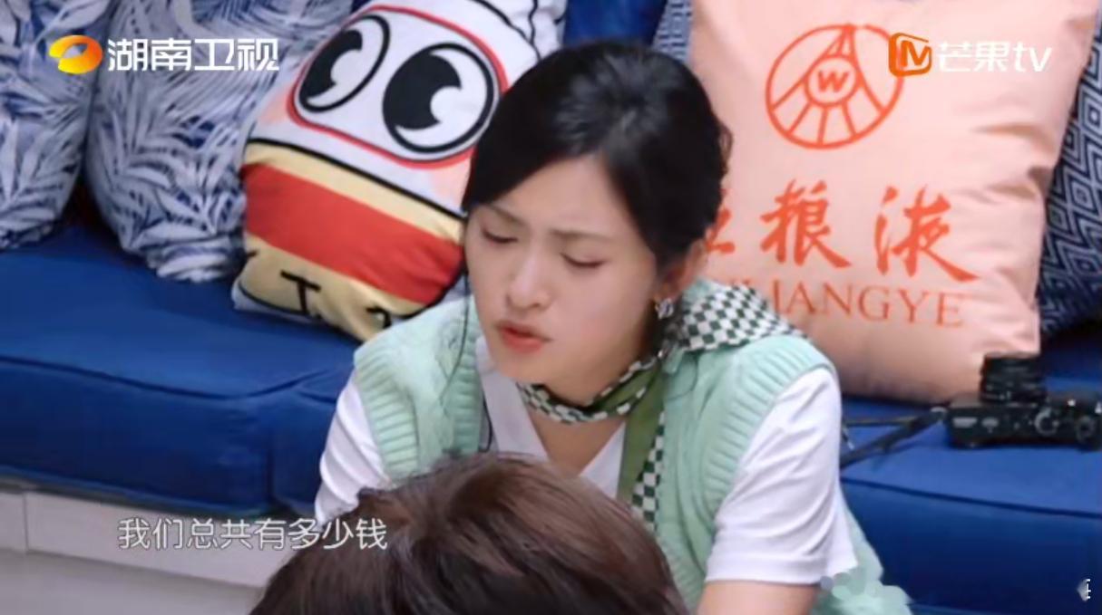 沈月管钱后笑容逐渐消失沈月作为财务要负担整个中餐厅的开支，每笔账单都要算清楚，想